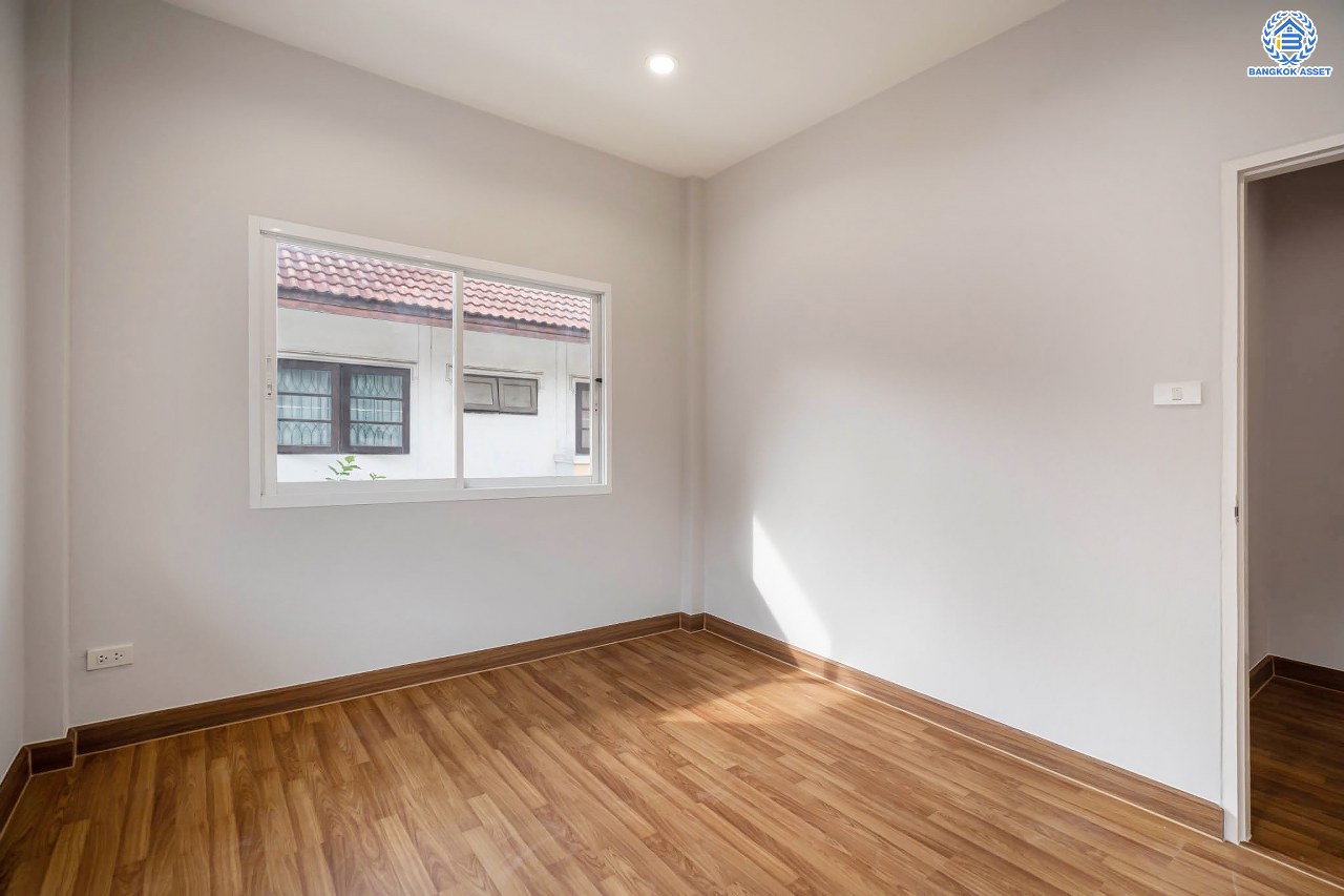 บ้านมือสองตกแต่งใหม่ โครงการ ซื่อตรง รัตนาธิเบศร์ หน้าโครงการติดรถไฟฟ้า "สถานีไทรม้า" เนื้อที่ 40 ตร.ว. ฟังก์ชัน 3 ห้องนอน 3 ห้องน้ำ 1 ที่จอดรถ เชื่อมต่อได้หลายเส้นทาง ใกล้เซ็นทรัลรัตนาธิเบศร์ และทางด่วน "งามวงศ์วาน"